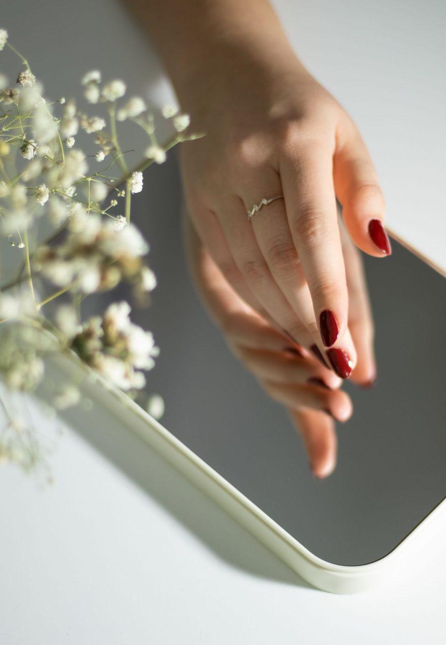 Ongles bordeaux et fleurs blanches